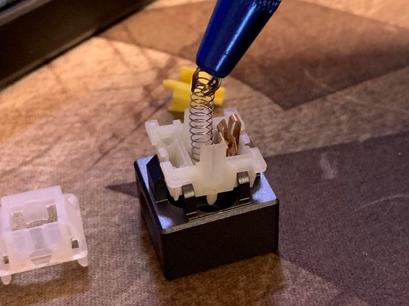 Royal Kludge GK64 Keyboard Switch Spring Replacement: шаг 4, изображение 2 из 3