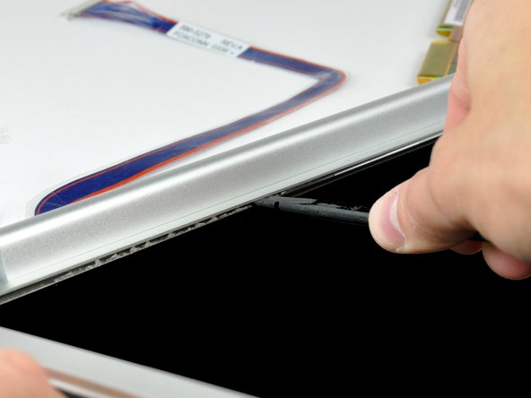 PowerBook G4 Aluminum 15" 1.67 GHz Front Display Bezel Replacement: crwdns2935265:033crwdnd2935265:02crwdnd2935265:02crwdne2935265:0