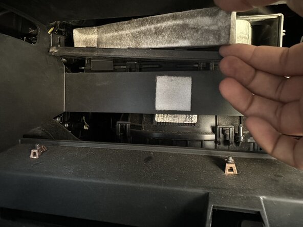 2017 Chevy Malibu Cabin Air Filter Replacement: passo 4, immagine 2 di 2