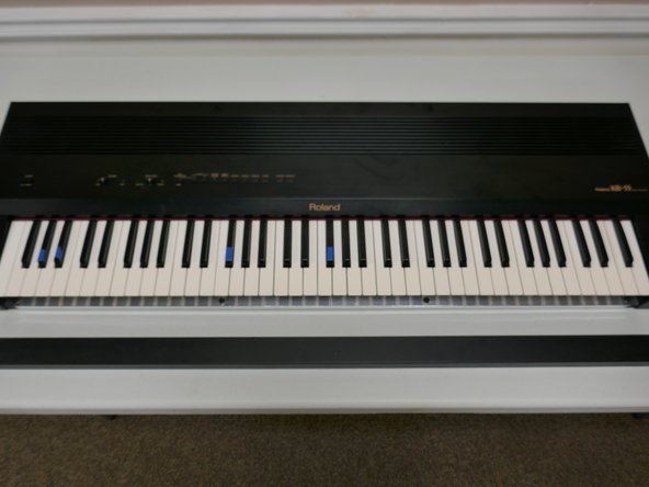 Roland KR-33 Dead Key Repair, Remove front fascia: crwdns2935265:03crwdnd2935265:02crwdnd2935265:02crwdne2935265:0