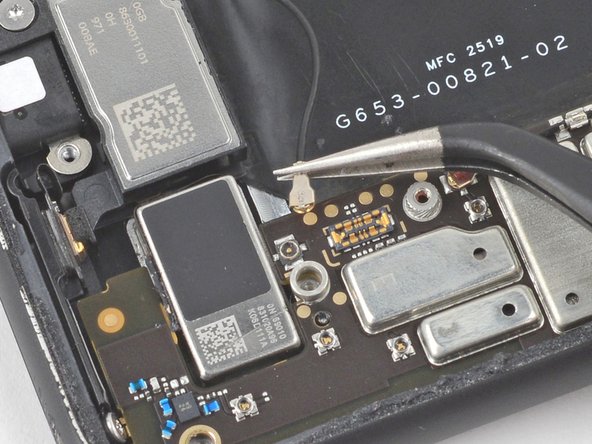 Google Pixel 4 XL Screen Replacement, Disconnect the antennas: crwdns2935265:041crwdnd2935265:03crwdnd2935265:03crwdne2935265:0