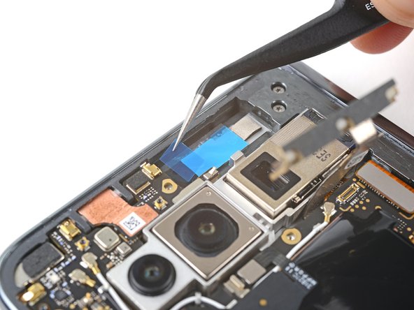 How to Apply New 5G mmWave Antenna Adhesive in Your Google Pixel Fold, Secure the antenna: Schritt 3, Bild 1 von 3