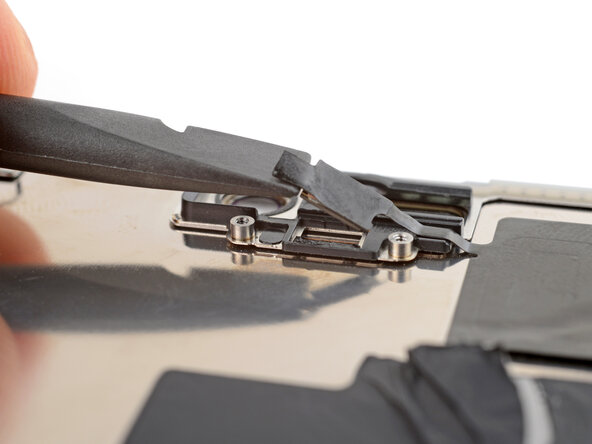 iPhone 15 Pro Screen Replacement, Pry up the sensor: crwdns2935265:028crwdnd2935265:02crwdnd2935265:02crwdne2935265:0