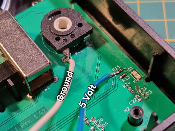 Stylophone Beat analog sync out MOD, Soldering to the board: crwdns2935265:05crwdnd2935265:01crwdnd2935265:01crwdne2935265:0