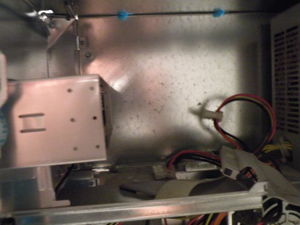 Power Macintosh G3 Azul y Blanco Desmontaje: crwdns2935265:011crwdnd2935265:03crwdnd2935265:03crwdne2935265:0