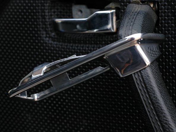 Disassembling Mercedes W123 Door Panel: crwdns2935265:05crwdnd2935265:02crwdnd2935265:02crwdne2935265:0