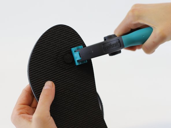 How to Repair a Flipflop Strap, Leave the glue to dry: crwdns2935265:012crwdnd2935265:02crwdnd2935265:03crwdne2935265:0