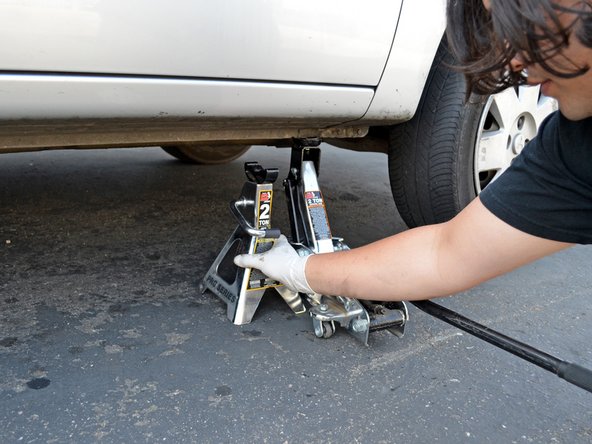 2002-2007 Mitsubishi Lancer Oil Change (2.0L I4 DOHC), Lowering the Car: crwdns2935265:010crwdnd2935265:02crwdnd2935265:03crwdne2935265:0