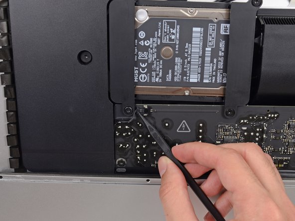 iMac Intel 21.5" EMC 2889 Left Speaker Replacement: crwdns2935265:031crwdnd2935265:03crwdnd2935265:03crwdne2935265:0