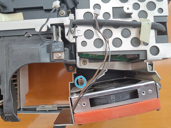 NEC VT570 Dismantling, Removing main (larger) fan: crwdns2935265:04crwdnd2935265:03crwdnd2935265:03crwdne2935265:0