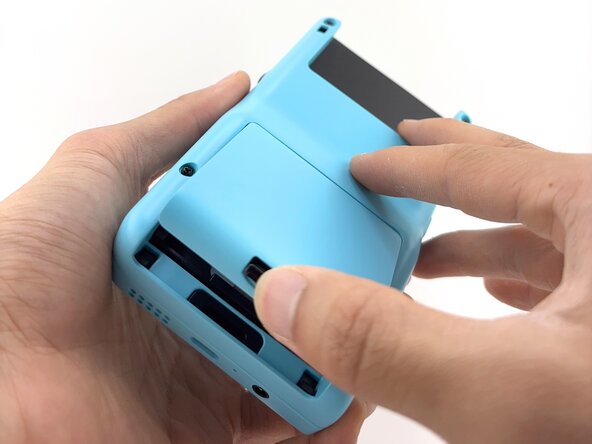 Disassembling ModRetro Chromatic (Released Mid-2025), Battery Cover and Batteries: 步骤 1 中的图像 2，3