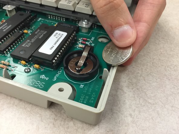 AlphaSmart Pro Lithium Coin Battery Replacement, Remove Lithium Coin Battery: crwdns2935265:04crwdnd2935265:02crwdnd2935265:02crwdne2935265:0