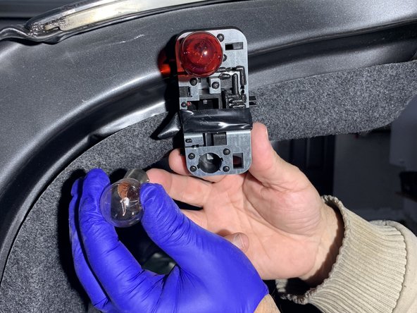 2008-2011 Saab 9-3 Reverse Light Replacement: passo 6, immagine 2 di 2