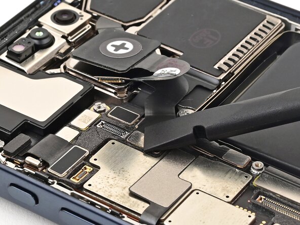iPhone 15 Pro Front Camera Assembly Replacement, Connect the rear cameras: étape 40, image 2 de 3