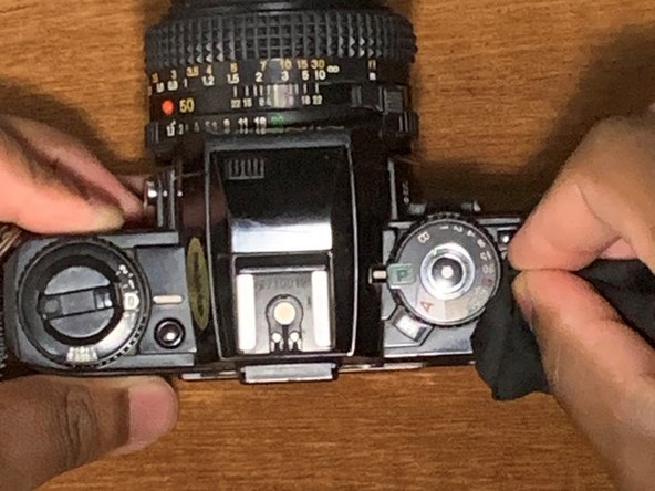 ミノルタ X-700 フィルム送りレバーの交換 - iFixit 修理ガイド