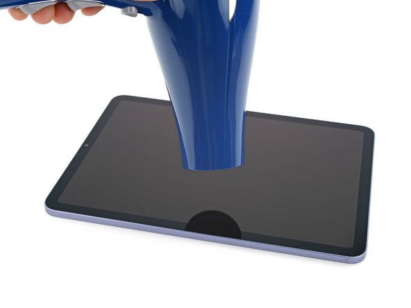 How to Use a Hair Dryer to Soften Adhesive, Soften the adhesive: crwdns2935265:04crwdnd2935265:02crwdnd2935265:03crwdne2935265:0