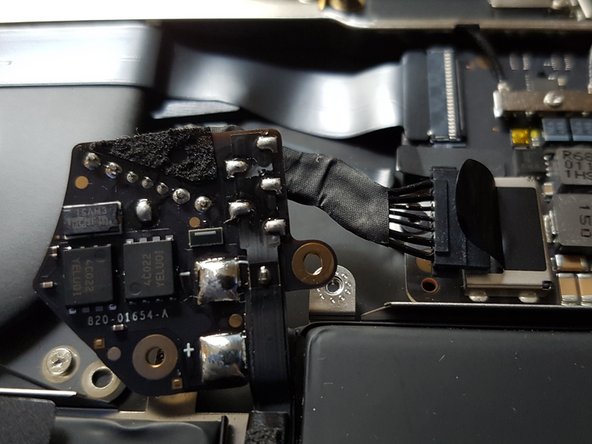 MacBook Air 13" Retina Display 2020 Display Assembly Replacement, Disconnect the battery: crwdns2935265:04crwdnd2935265:02crwdnd2935265:02crwdne2935265:0