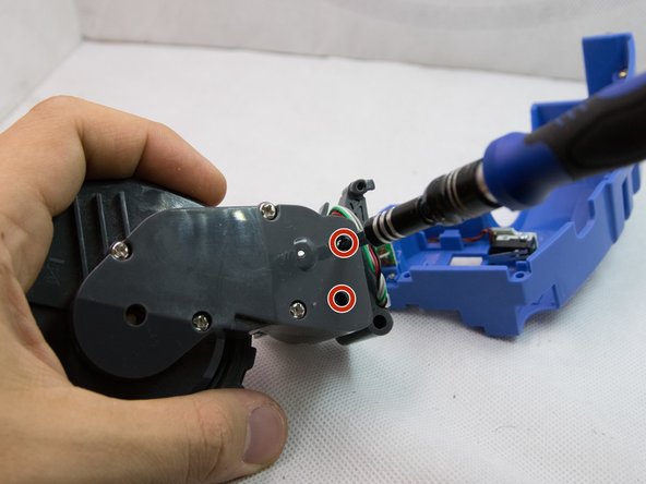 Roomba 650 wheel module Disassembly, Take the gear housing apart: crwdns2935265:06crwdnd2935265:02crwdnd2935265:03crwdne2935265:0