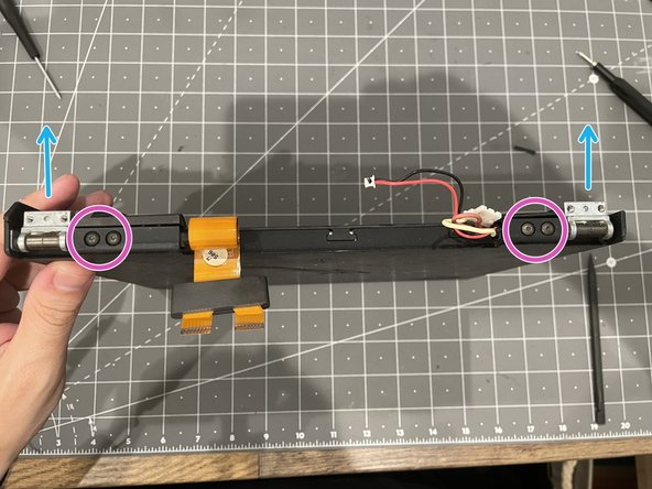 Démontage de l’IBM ThinkPad 701C/CS, Retirer l'écran de l'ensemble: étape 10, image 3 de 3