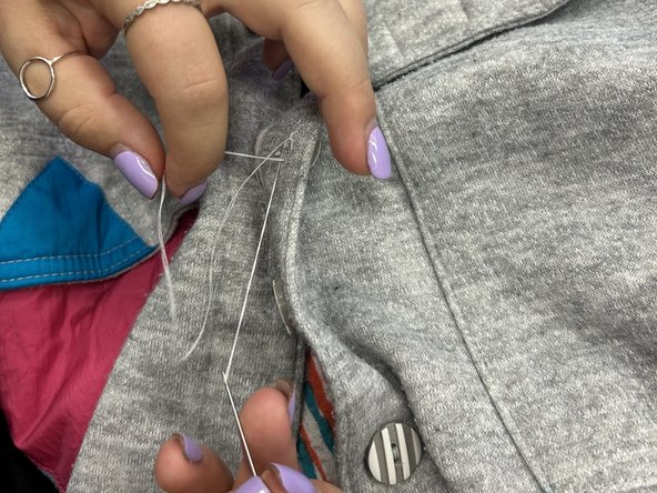 Two-Hole Button Replacement: crwdns2935265:011crwdnd2935265:02crwdnd2935265:03crwdne2935265:0