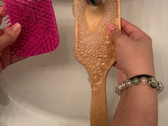 How to Repair a Detached Hairbrush Bristle Pad: crwdns2935265:02crwdnd2935265:02crwdnd2935265:02crwdne2935265:0