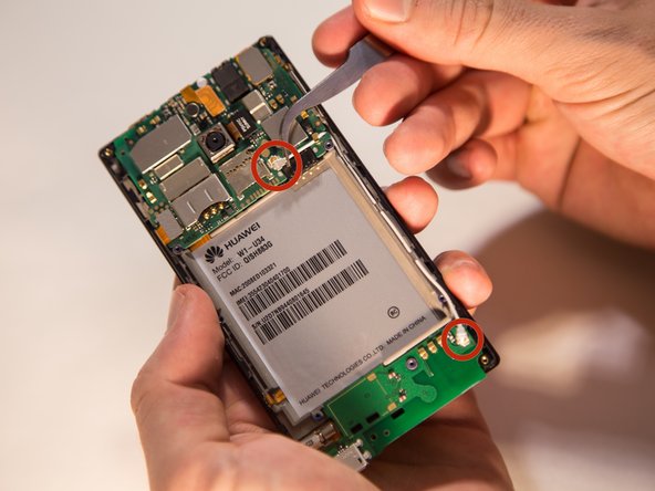Huawei Ascend W1 Motherboard Replacement, Locating the antenna.: crwdns2935265:08crwdnd2935265:02crwdnd2935265:02crwdne2935265:0