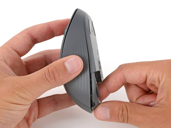 How to Open Your Logitech Signature M650 Wireless Mouse, Separate the two halves: crwdns2935265:05crwdnd2935265:01crwdnd2935265:03crwdne2935265:0