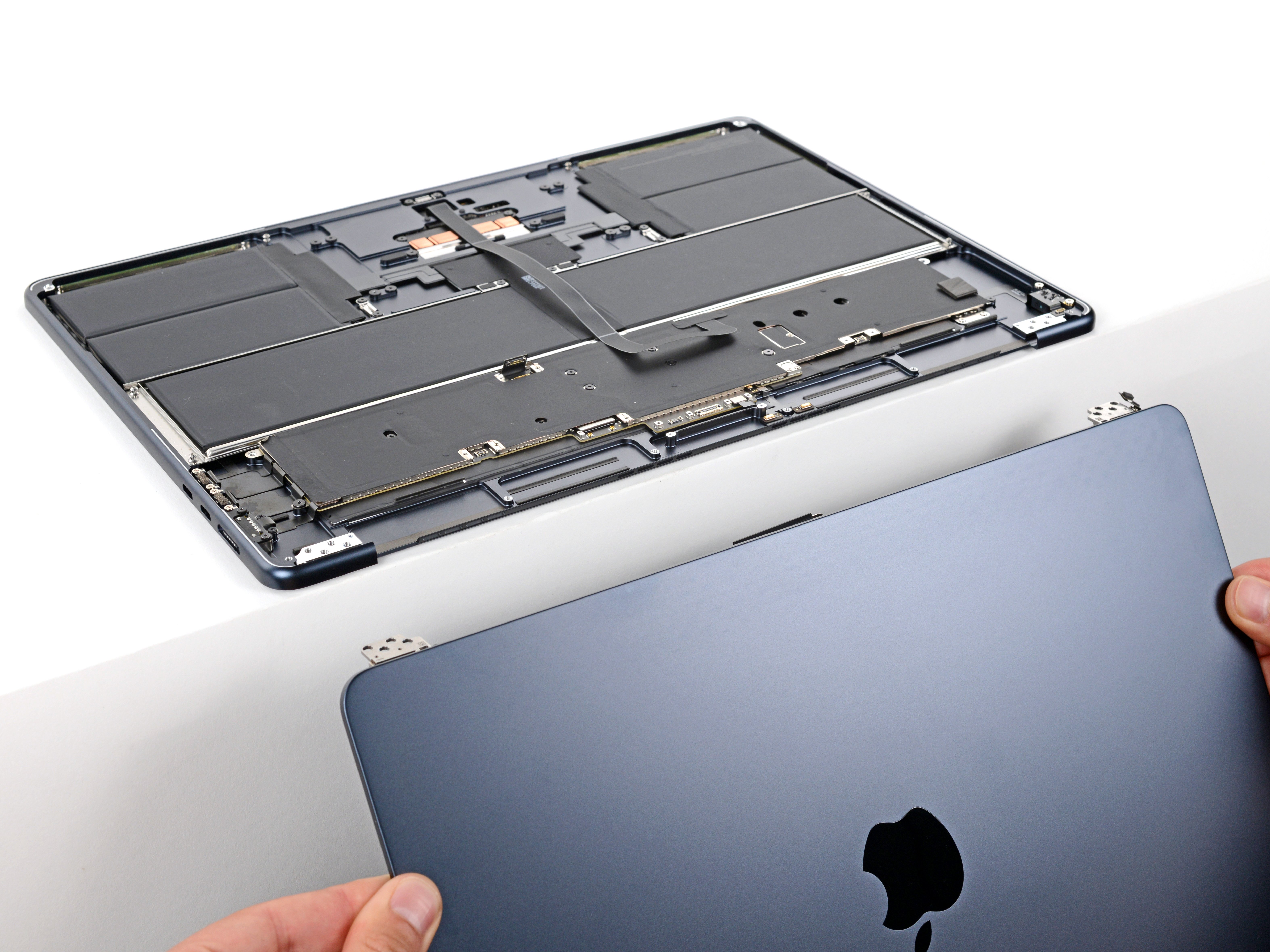 【ジャンク品・画面消え】 Macbook Air M2 2022 13インチ Apple、驚異的なパワーの新しいM2チップを搭載したまったく