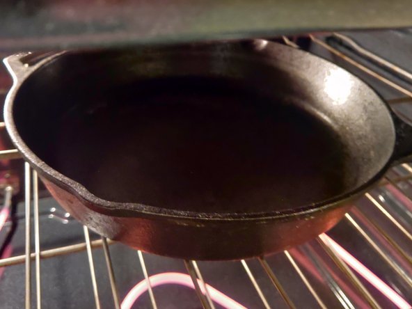 How to Restore and Season a Cast Iron Pan: passo 4, immagine 2 di 2