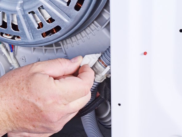 LG Front Load Washing Machine Drain Hose Replacement, Remove the plastic clip: crwdns2935265:036crwdnd2935265:02crwdnd2935265:03crwdne2935265:0