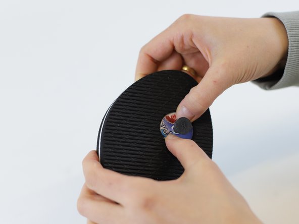 How to Repair a Flipflop Strap, Glue the washer in place: crwdns2935265:010crwdnd2935265:03crwdnd2935265:03crwdne2935265:0