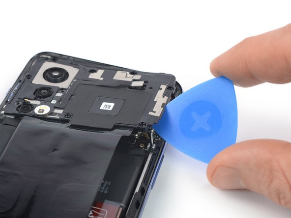 OnePlus Nord 2 5G Battery Replacement, Pry up the motherboard cover: crwdns2935265:013crwdnd2935265:03crwdnd2935265:03crwdne2935265:0