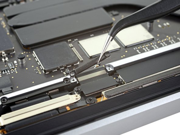 MacBook Pro 13" Two Thunderbolt Ports Late 2020 Display Assembly Replacement: crwdns2935265:017crwdnd2935265:02crwdnd2935265:02crwdne2935265:0