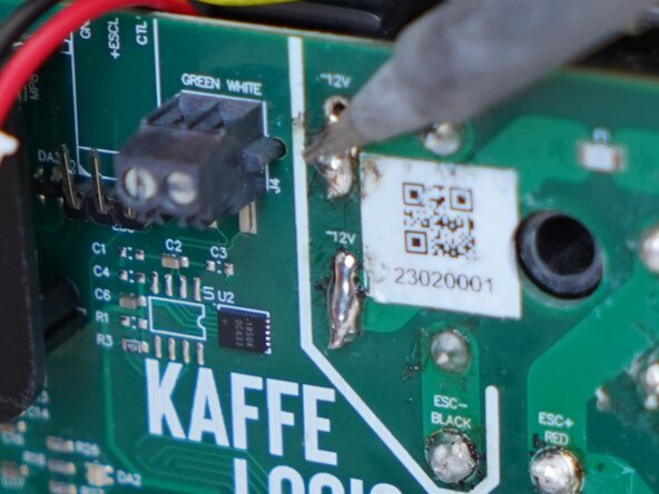 Kaffelogic Nano 7/LINK (A/B/C-N Serial) Mainboard Replacement, De-solder the power wires: adım 14, 2 resimden 1.