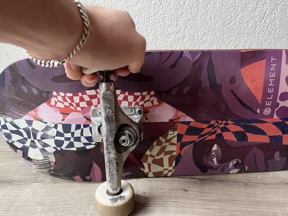 How to Replace the Bearings on a Street Skateboard: étape 4, image 2 de 2