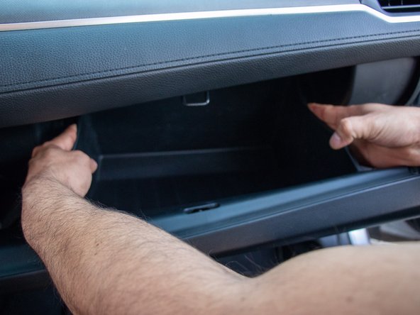 How to Replace a 2017 Honda Civic LX Cabin Filter: passo 3, immagine 1 di 2