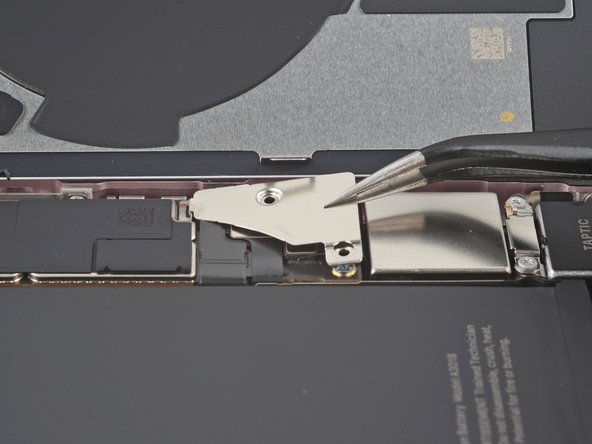 iPhone 15 Battery Replacement, Remove the lower connector cover: stap 19, afbeelding 1 van 3