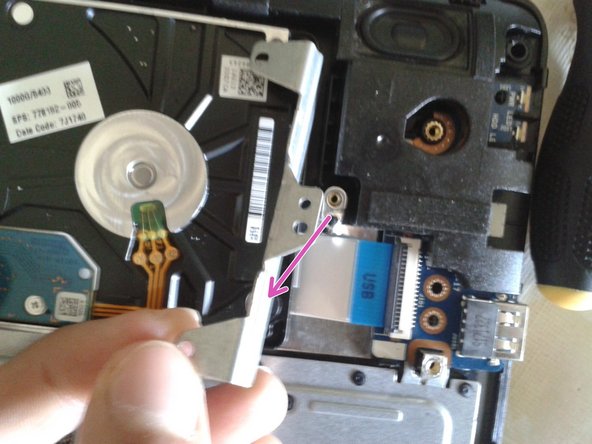 Reemplazo de disco duro de laptop HP 15-bs015dx, Remueve los 3 tornillos y la jaula: crwdns2935265:08crwdnd2935265:03crwdnd2935265:03crwdne2935265:0