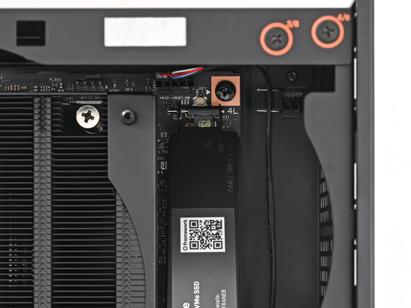 Framework Desktop DIY Edition Quick Start Guide, Remove the primary storage heat spreader screw: crwdns2935265:09crwdnd2935265:03crwdnd2935265:03crwdne2935265:0