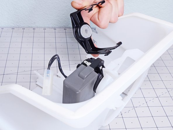 Whirlpool Refrigerator Evaporator Fan Replacement, Remove the motor bracket: crwdns2935265:014crwdnd2935265:02crwdnd2935265:02crwdne2935265:0