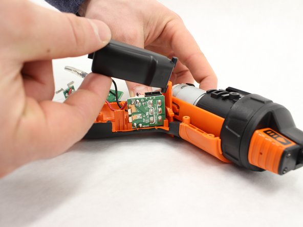 Black and Decker LI4000 Trigger/Switch Board Replacement: crwdns2935265:07crwdnd2935265:03crwdnd2935265:03crwdne2935265:0