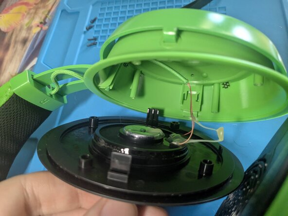 Razer Kraken (Kraken TE) Headband Replacement, Open the right ear cup: crwdns2935265:02crwdnd2935265:03crwdnd2935265:03crwdne2935265:0