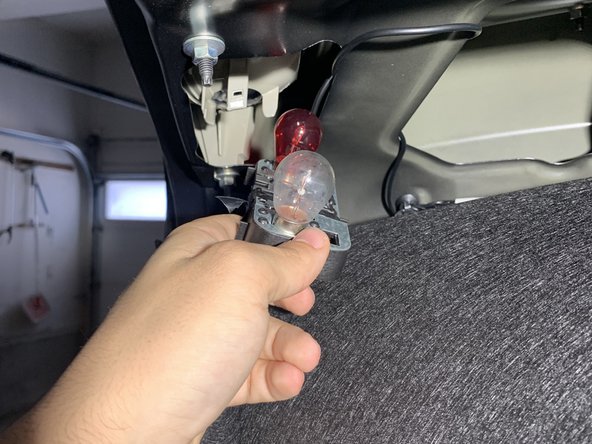 2008-2011 Saab 9-3 Reverse Light Replacement: passo 5, immagine 2 di 2