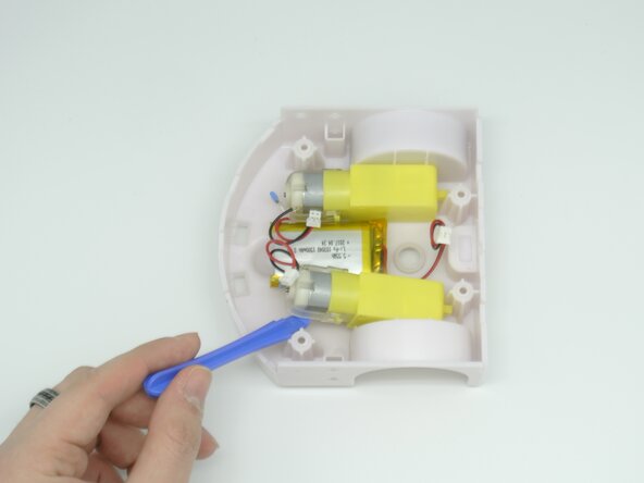Thymio II Disassembly, Removing the motors: crwdns2935265:08crwdnd2935265:03crwdnd2935265:03crwdne2935265:0