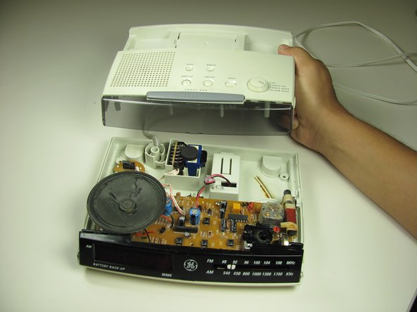 General Electric Telephone 2-9710A Base Speaker Replacement, Pry the Back Off: crwdns2935265:06crwdnd2935265:02crwdnd2935265:02crwdne2935265:0