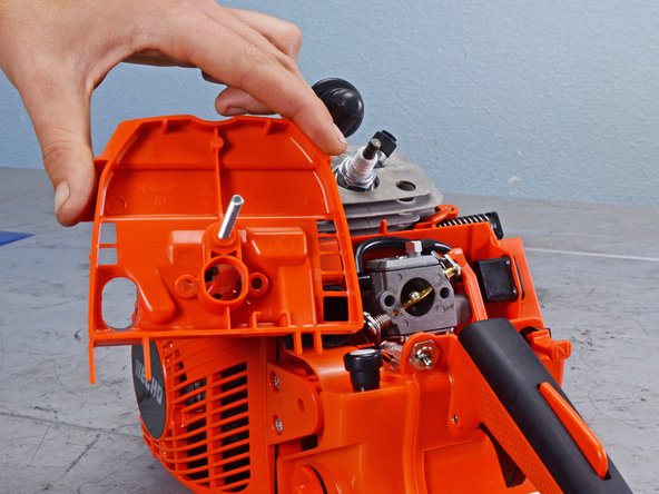 Echo Chain Saw CS590 2019 Carburetor Replacement, Remove the carburetor cover: crwdns2935265:016crwdnd2935265:03crwdnd2935265:03crwdne2935265:0