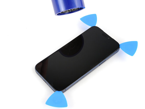 iPhone 17 Pro Battery Replacement, Heat the left edge: crwdns2935265:016crwdnd2935265:03crwdnd2935265:03crwdne2935265:0