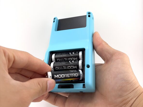 Disassembling ModRetro Chromatic (Released Mid-2025), Battery Cover and Batteries: 步骤 1 中的图像 3，3