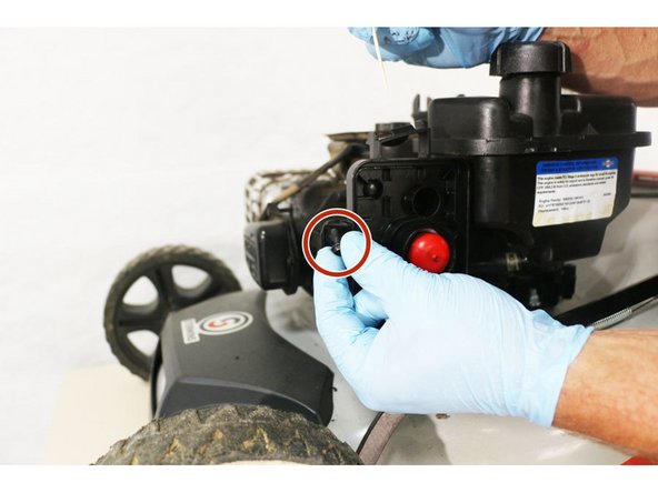 Changer le carburateur de la tondeuse 460BSP500E-3, Fixation du porte-filtre: stap 0, afbeelding 2 van 3