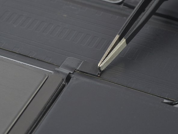 iPad Pro 12.9" 2nd Gen Battery Replacement, Peel back the tape: crwdns2935265:050crwdnd2935265:02crwdnd2935265:03crwdne2935265:0